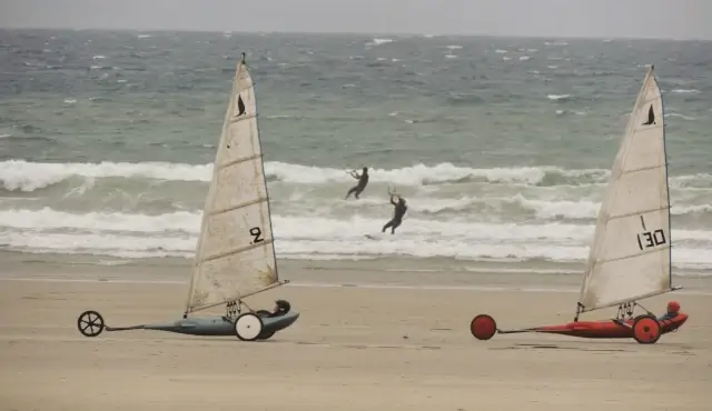 Char à voile sur plage en Bretagne