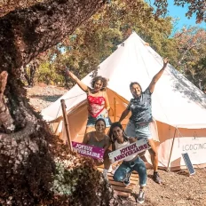 Famille en camping anniversaire