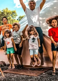 Famille en camping heureux