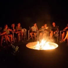 Feu de camp de nuit