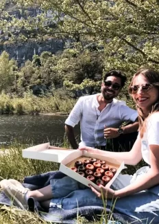 couple amoureux en bord de lac