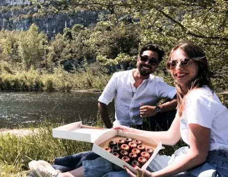 couple amoureux en bord de lac